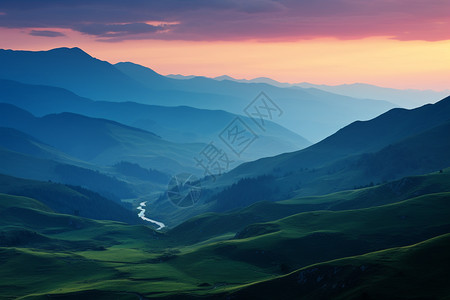 夏日山峦下的草原图片