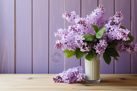 紫色花束在木制桌上图片