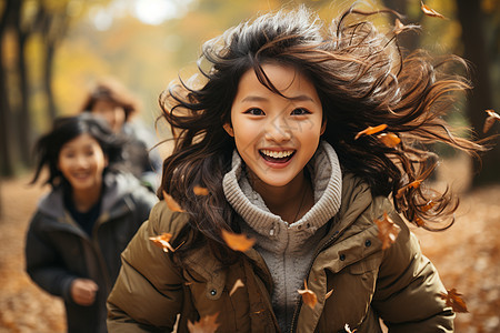 走在树叶上的女孩图片