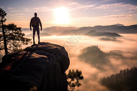 站在山巅的男人图片