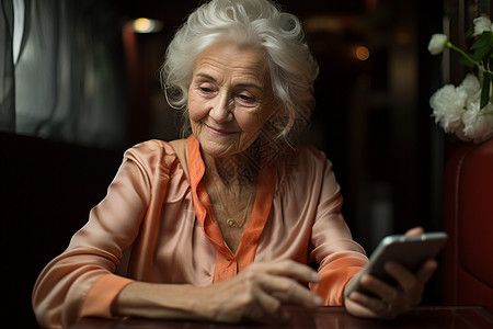 幸福的老奶奶与现代科技图片