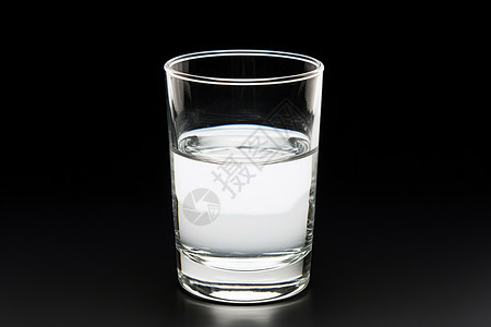 装着水的玻璃杯高清图片