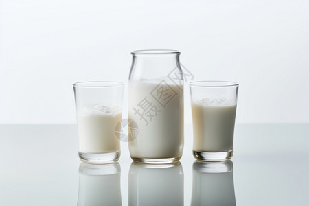 三杯健康的牛奶图片