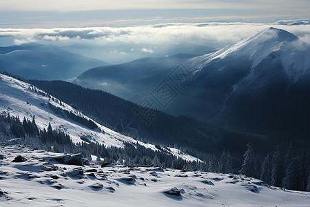 冬季山脉中的冰雪图片