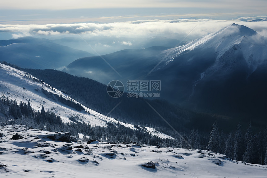 冬季山脉中的冰雪图片