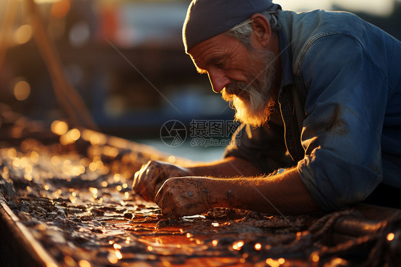 渔民手工打结的绳索和阳光下的铜雕图片