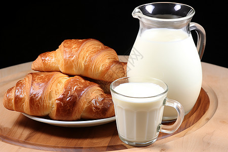 早餐时的牛角面包与牛奶图片