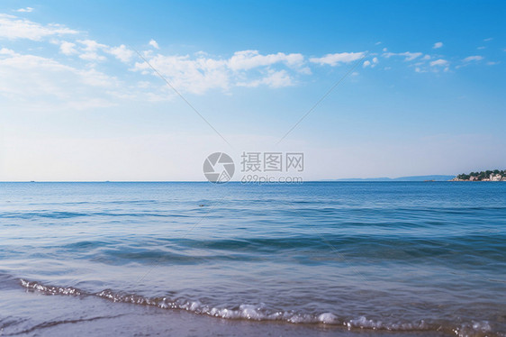 浪花拍打着沙滩图片