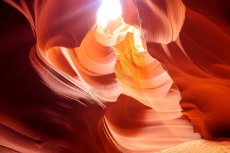 神奇的流光穿过岩壁洞穴图片