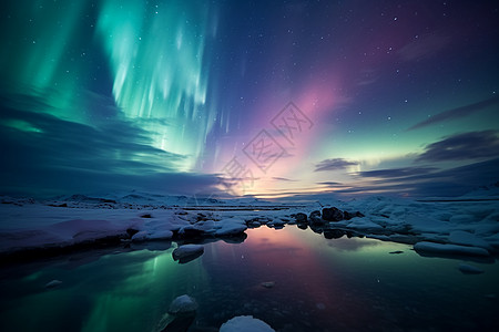 彩色极光北极光照耀下的冰湖背景