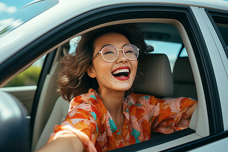 旅途中的女孩图片