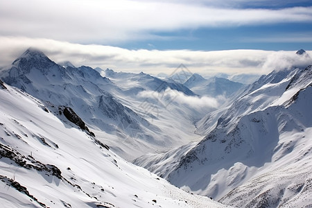 远处雪山与云彩图片