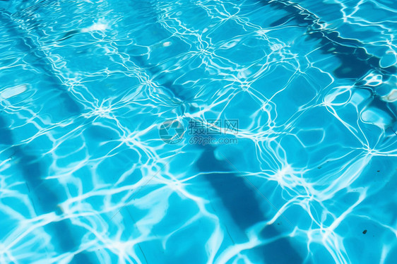 夏日泳池的倒影图片
