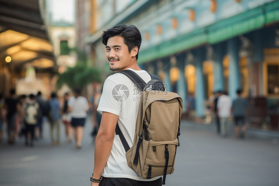 背着背包的男子图片