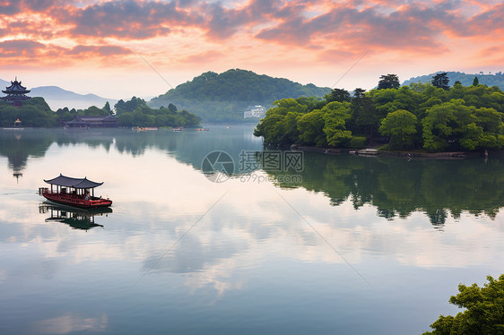 湖泊里的浮舟图片