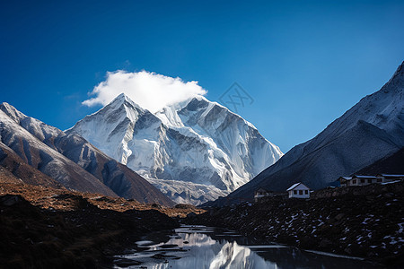 雪山脚下的人家图片