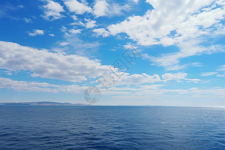海水上的蓝天图片