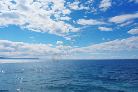 蓝天白云下的海水图片