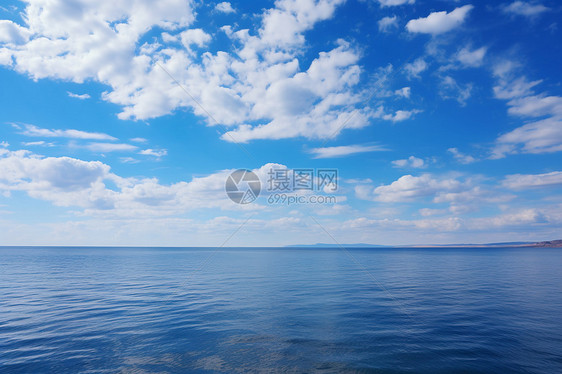 蓝天白云下的海面图片