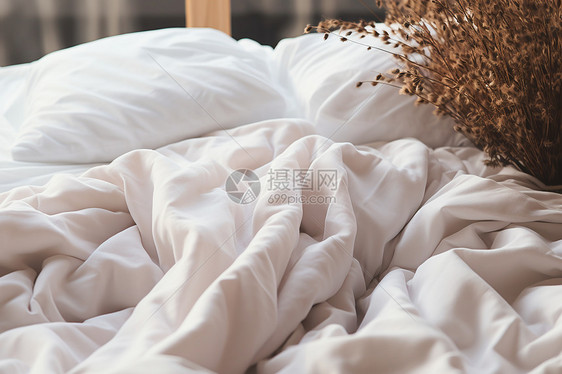 淡雅的床单与温暖的枕头。图片