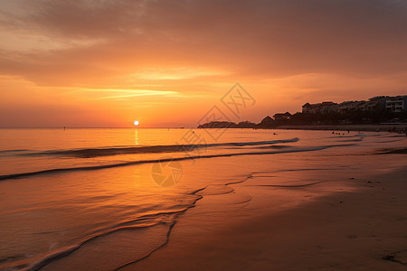 夕阳下的金色沙滩图片