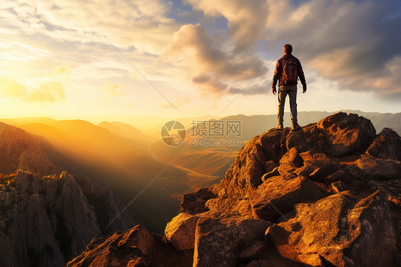 攀上山顶的男子图片