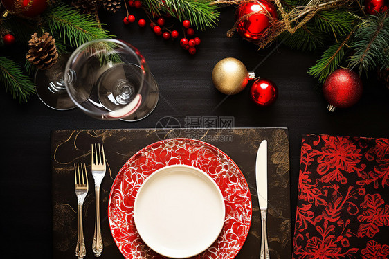 桌子上的餐盘餐具图片