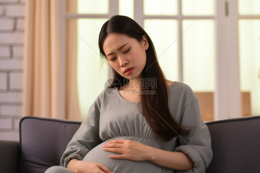 摸着肚子的孕妇图片
