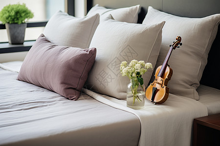 床头的小提琴和花瓶图片
