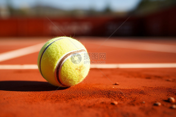 网球滚落在地上图片