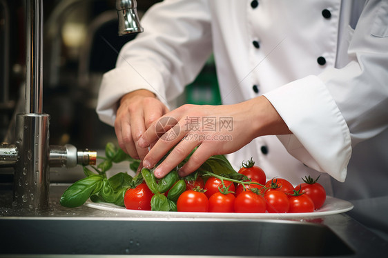 清洗番茄的厨师图片