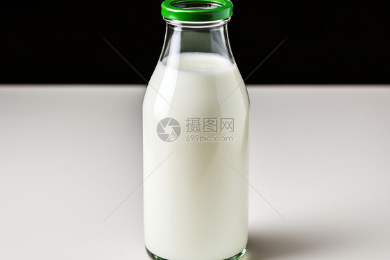 一瓶新鲜的牛奶图片