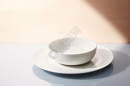 桌面上的白碗和盘子背景图片