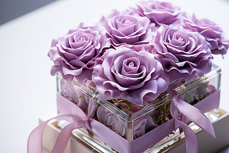 紫玫瑰花束盛放在方形花瓶中图片