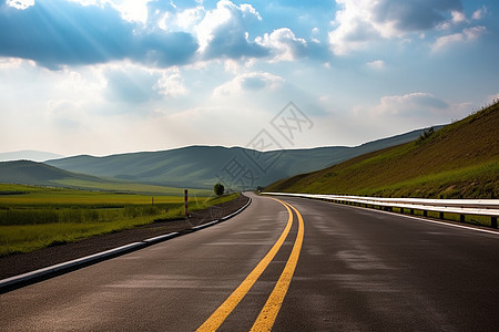 远山碧空的山间公路图片