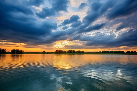 夕阳余晖下的湖面图片