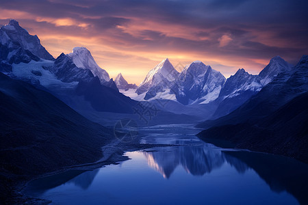 平静的山间湖面景观图片