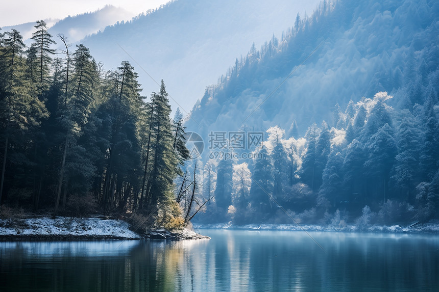 迷雾笼罩的雪山湖泊景观图片