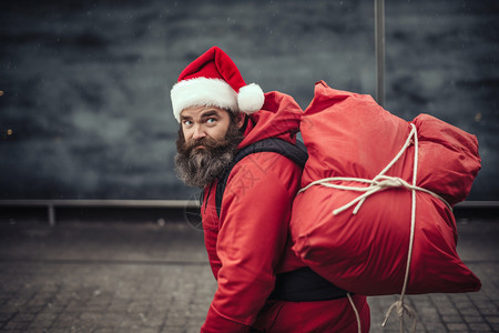 背着行李的圣诞男性背景图片