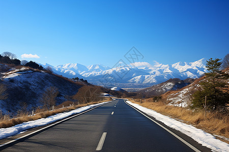 白雪皑皑的山路图片