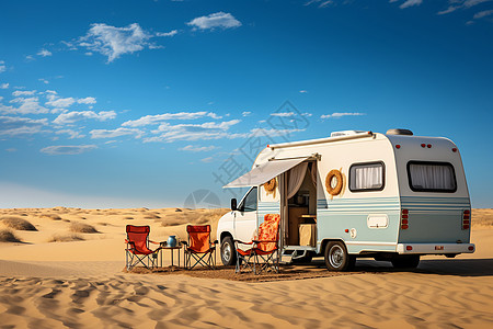 沙漠中的旅行房车高清图片
