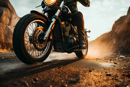 道路上骑摩托车的男人图片