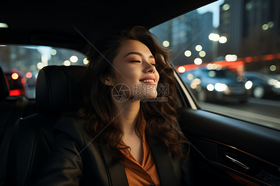 年轻女商人闭着眼睛坐在汽车里图片