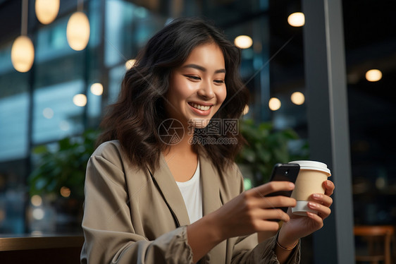 拿着咖啡的美丽女性图片