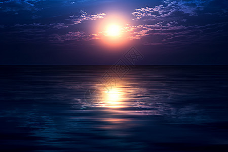 夜晚平静海面上的月光图片