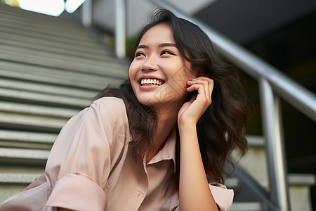 台阶上开朗阳光的女子图片