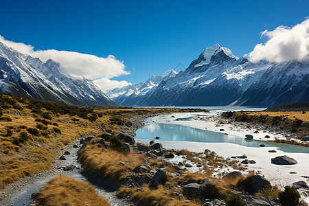 雪山环绕着峡谷图片