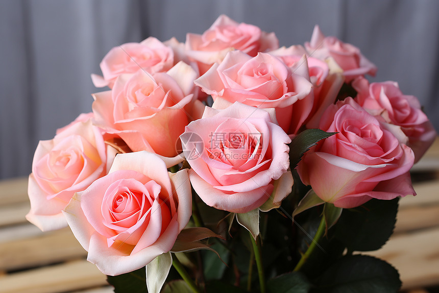 浪漫的粉玫瑰花束图片