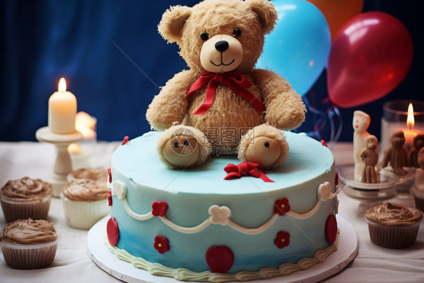 玩具熊装饰的奶油蛋糕图片