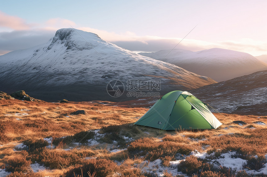 冬季雪山中露营的帐篷图片
